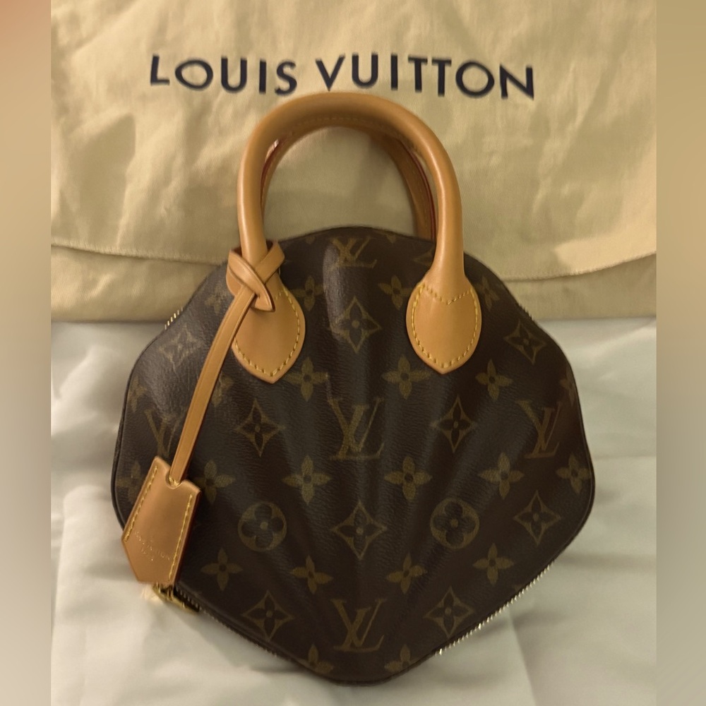 Shoulder Bags from Louis Vuitton, Casual Style, Logo, 2024 Cruise!! Venus bag